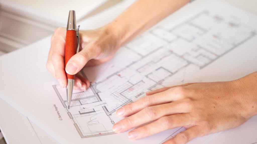 La arquitecta trabajando en los planos de uno de sus proyectos de rehabilitación.
