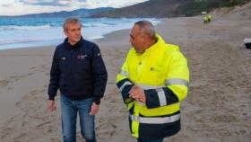 El presidente de la Xunta, Alfonso Rueda, ha visitado en la tarde de este jueves la playa de Barrañán.