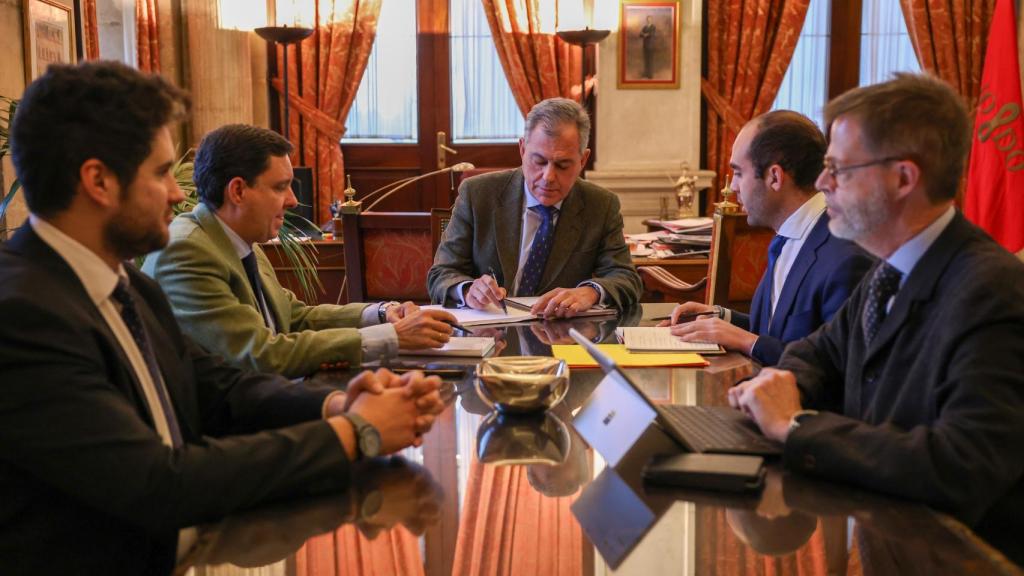 José Luis Sanz, alcalde de Sevilla, en una reunión