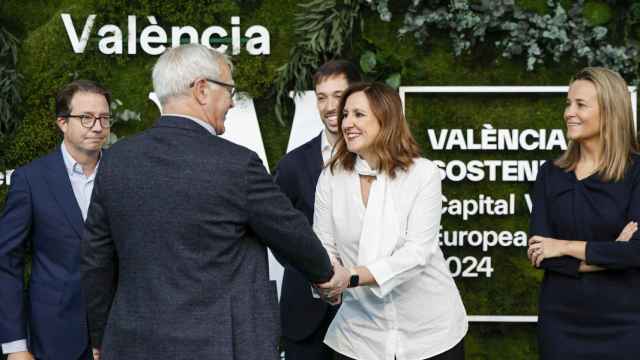 La alcaldesa de Valencia, María José Catalá, saluda a su predecesor en el cargo, Joan Ribó.