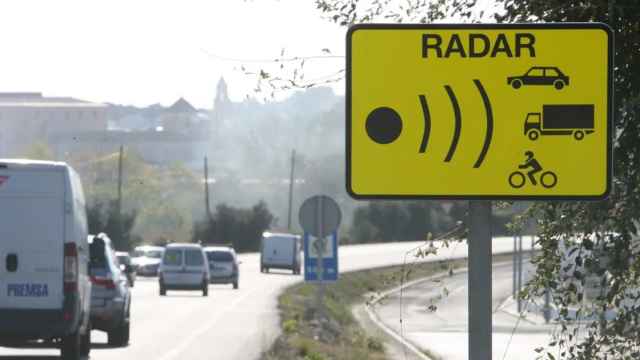 Imagen de archivo de una señal vertical de aviso de radar.