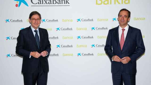 José Ignacio Goirigolzarri y Gonzalo Gortázar, el día que formalizaron en Valencia la fusión de CaixaBank con Bankia. EE