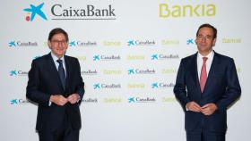 José Ignacio Goirigolzarri y Gonzalo Gortázar, el día que formalizaron en Valencia la fusión de CaixaBank con Bankia. EE