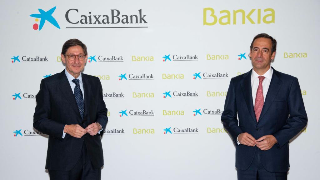 José Ignacio Goirigolzarri y Gonzalo Gortázar, el día que formalizaron en Valencia la fusión de CaixaBank con Bankia. EE