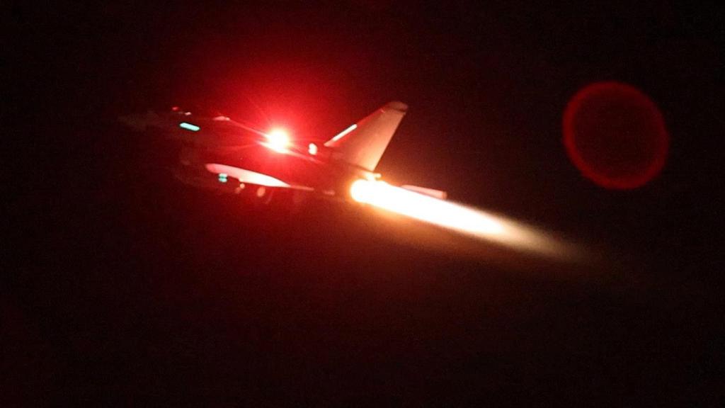 Un avión RAF Typhoon despega para unirse a la coalición liderada por Estados Unidos desde Akrotiri (Chipre).