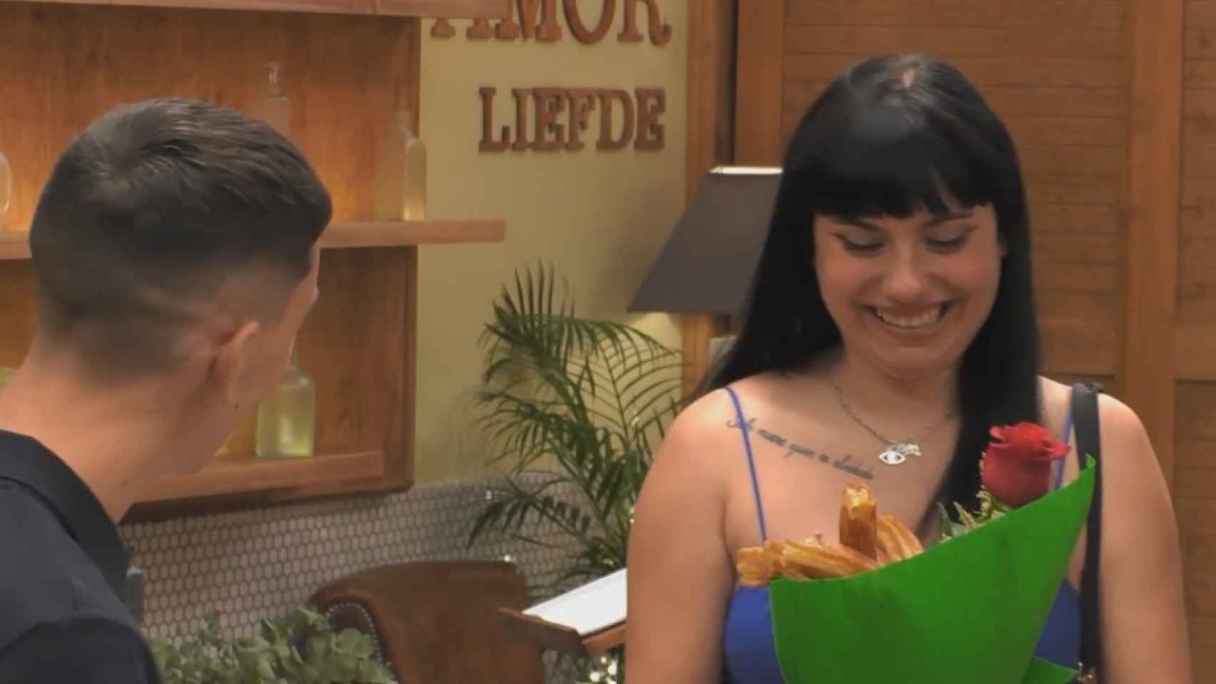 Amanda recibe el particular regalo del churrero de TikTok en 'First Dates'.