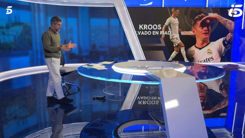 Carlos Franganillo muestra la mesa del nuevo plató de Informativos Telecinco.