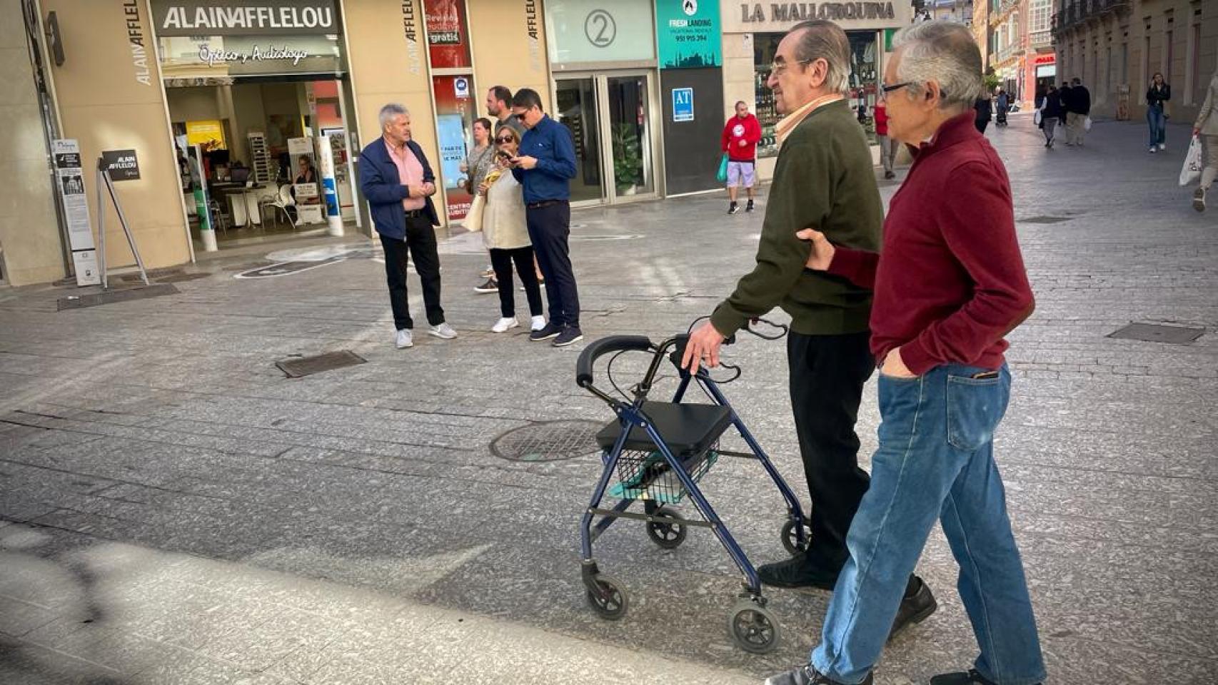 Antonio acompaña a su tocayo por la calle.