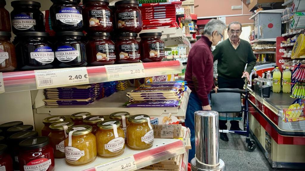 El voluntario junto a Antonio en el interior del supermercado.