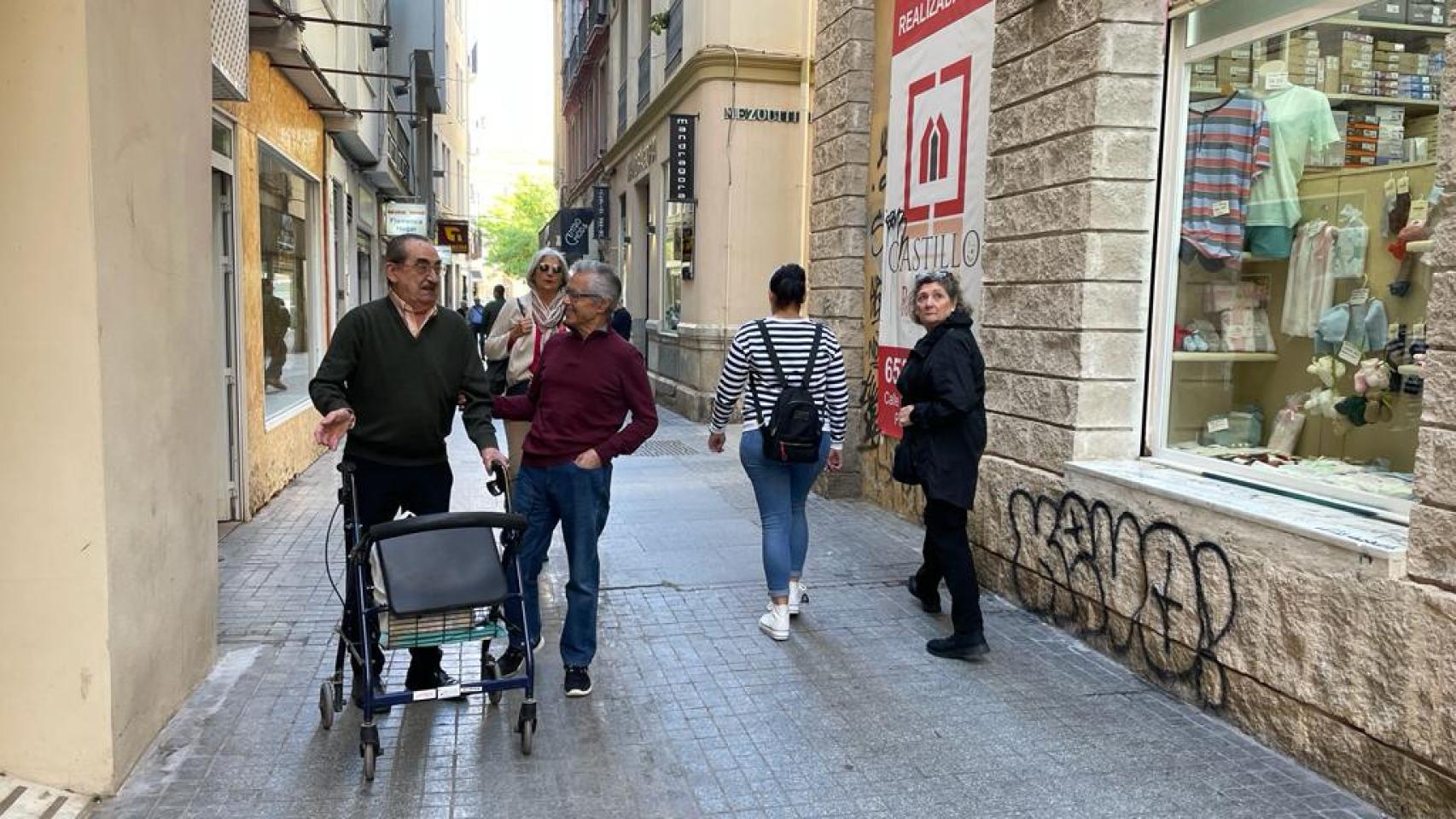 Los 'Antonios' bromean con un local vacío.