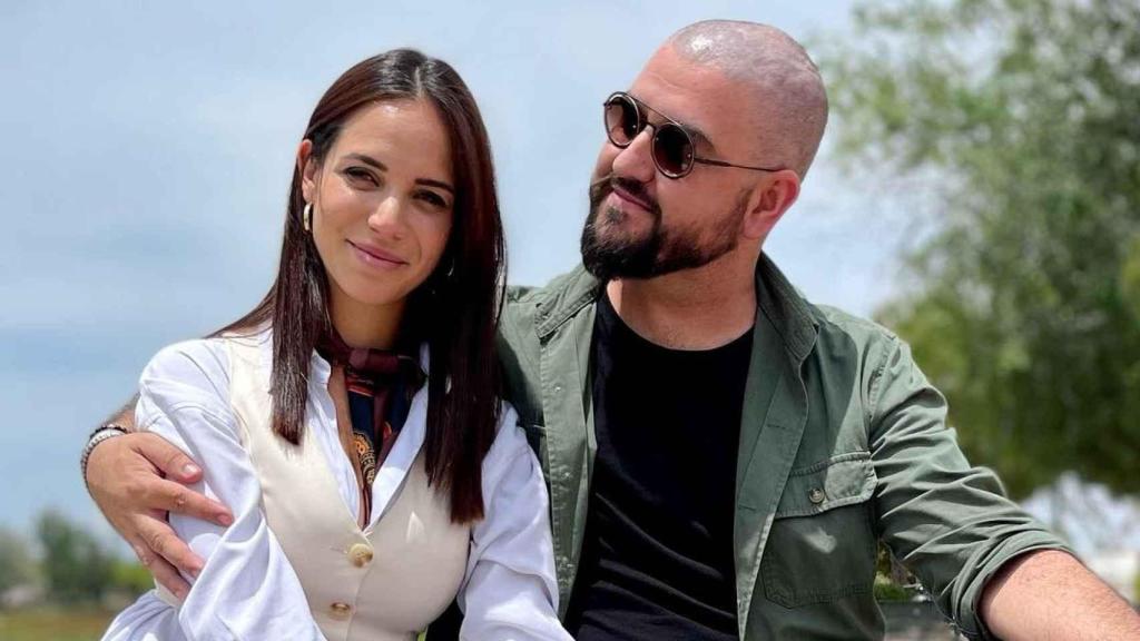 Manu Sánchez y su pareja, Lorena Sánchez, en la aldea de El Rocío.