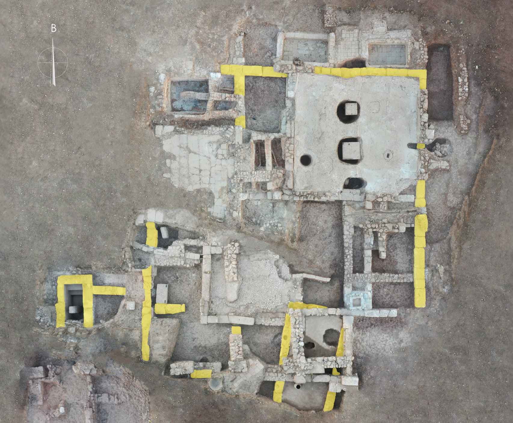 Imagen aérea de uno de los complejos documentados en Tenea. Los restos en amarillo son de época arcaica o helenística.
