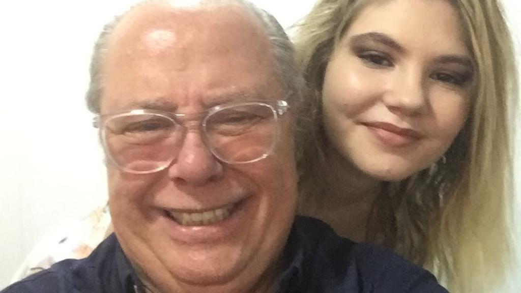 Paco Arévalo junto a su nieta, Ana Rodríguez, en una imagen de sus redes sociales.