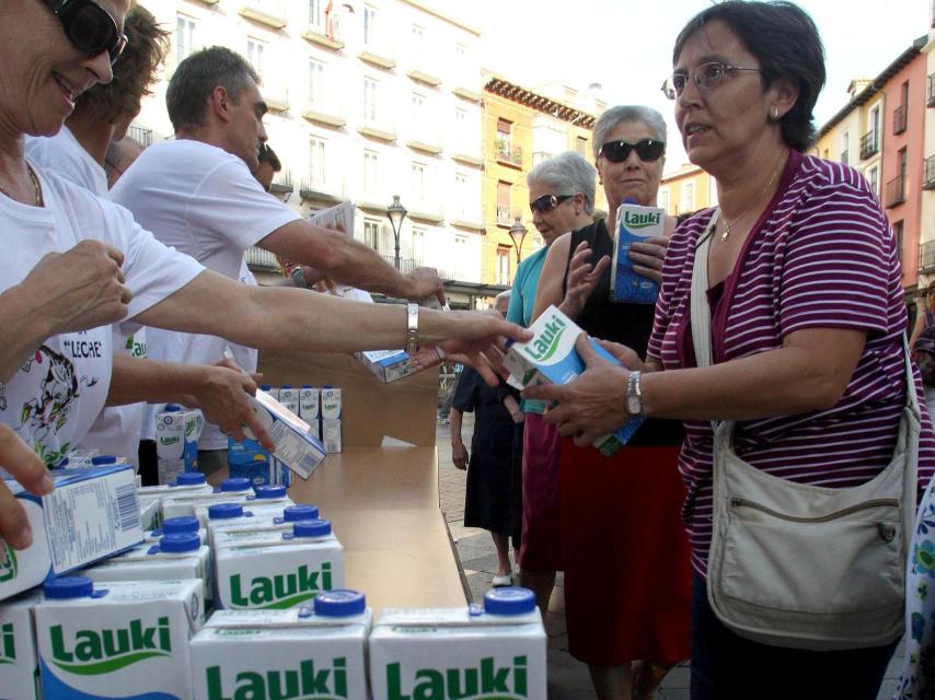 Los trabajadores de Lauki repartieron en 2012 leche a los vecinos de Valladolid para reivindicar la producción de la empresa