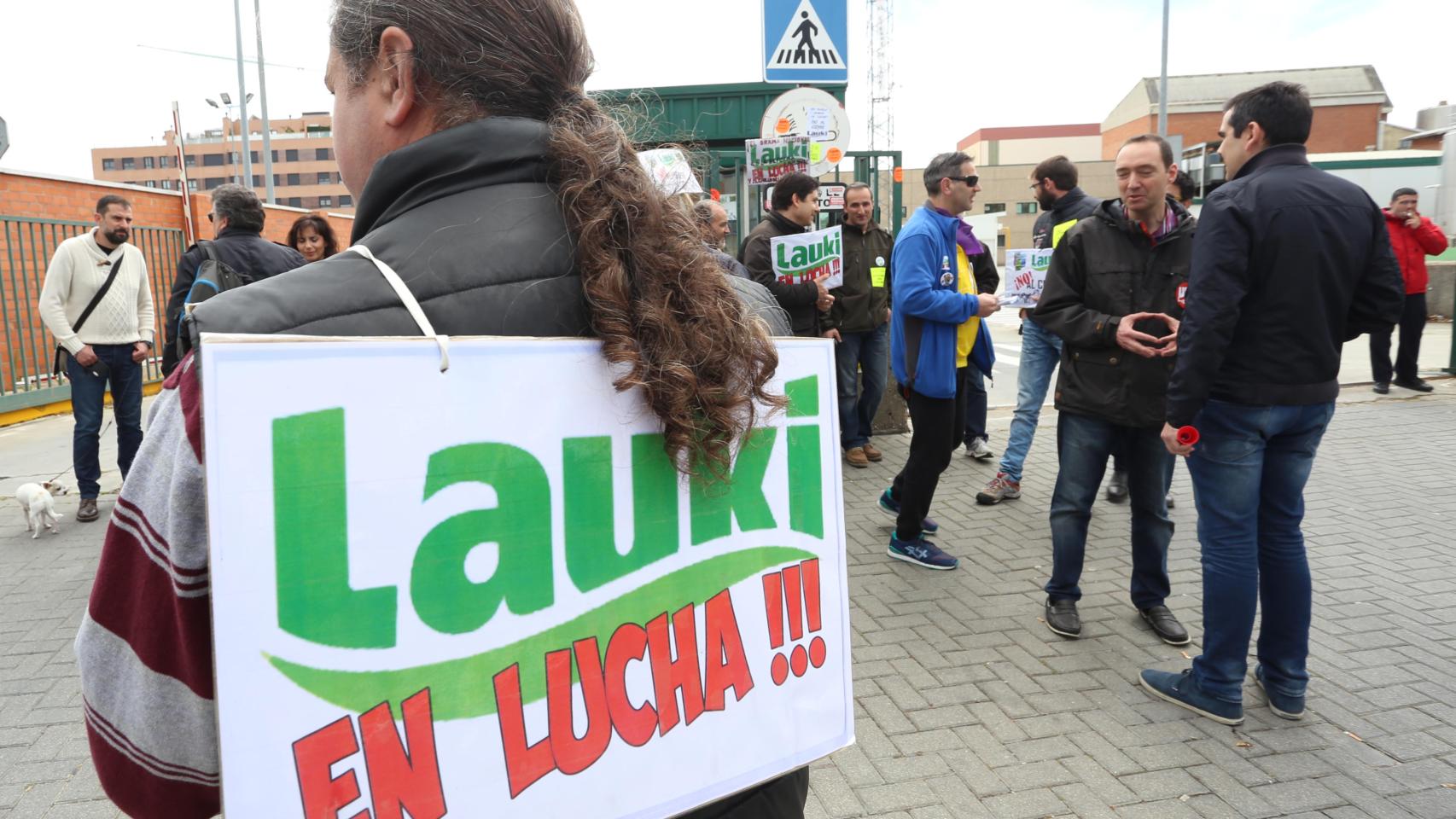 Concentración en 2016 de los trabajadores de Lauki antes del cierre