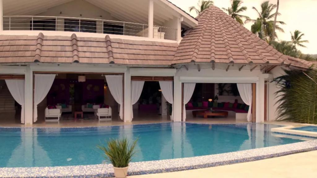 Piscina y jacuzzi de 'Villa Playa'.
