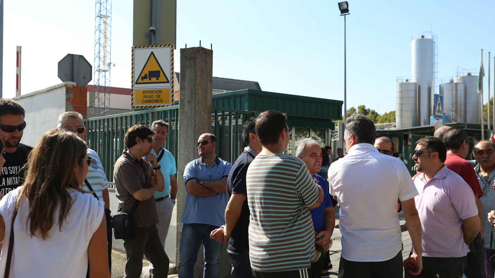 Trabajadores de Lauki se concentran a las puertas de la fábrica el día que se anunció el cierre
