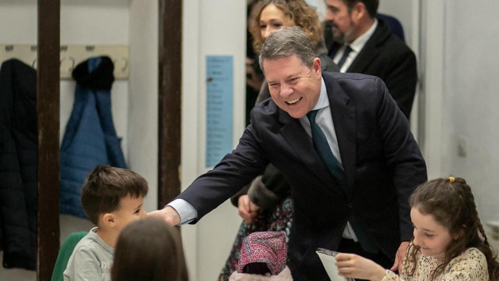 García-Page durante la visita al CEIP 'Cristo de la Esperanza'.