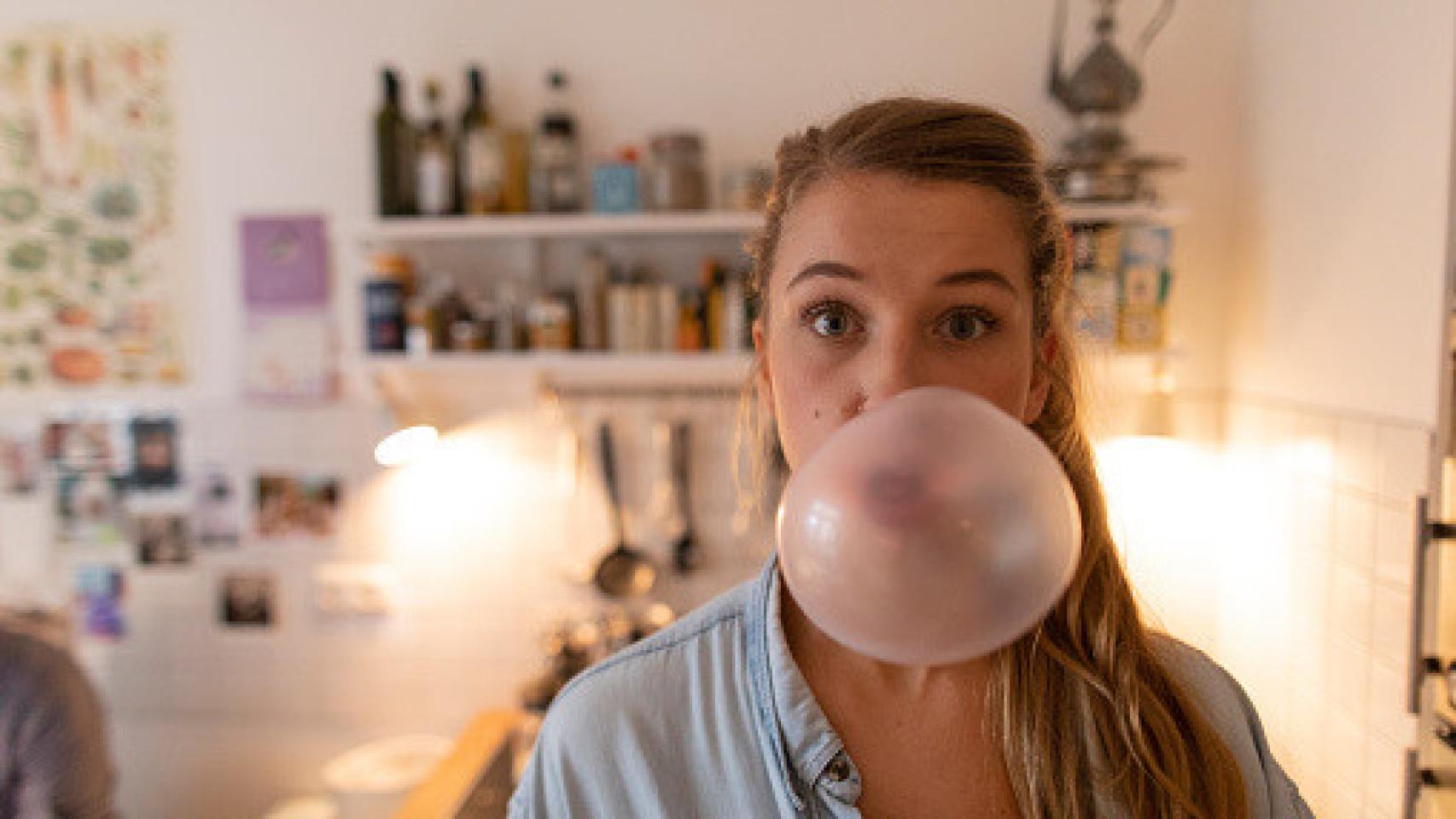 Una mujer masticando un chicle.