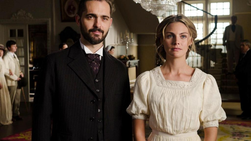 Pedro Alonso junto a Amaia Salamanca en Gran hotel