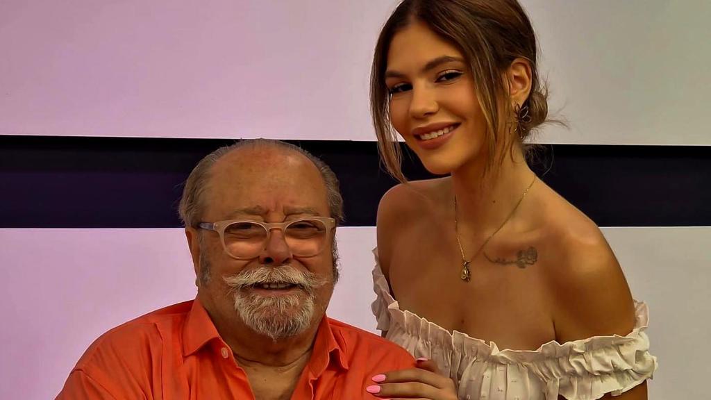 Ana Rodríguez junto a su querido abuelo, Paco Arévalo, en una imagen de sus redes sociales.