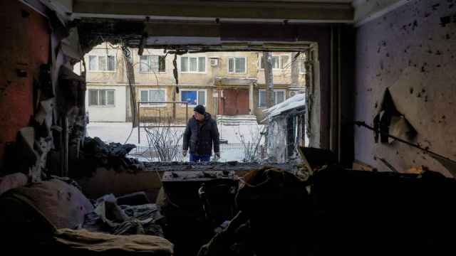 Un vecino de Donetsk visita las ruinas de la casa de un amigo.