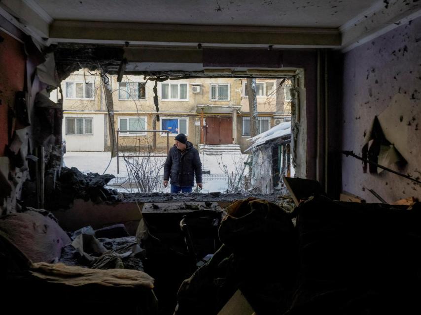 Un vecino de Donetsk visita las ruinas de la casa de un amigo.