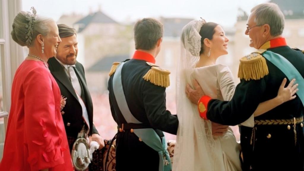 Margarita II, a su lado John Donaldson, Federico de Dinamarca, Mary Donaldson y Enrique de Dinamarca, en la boda de los futuros Reyes.