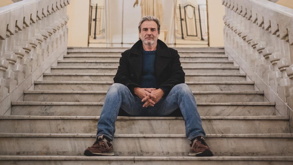 Alberto San Juan en las escaleras del Círculo de Bellas Artes.