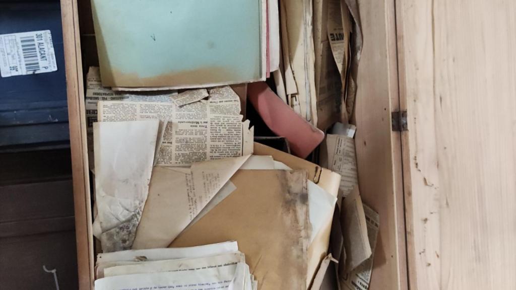 Un baúl con material del político.