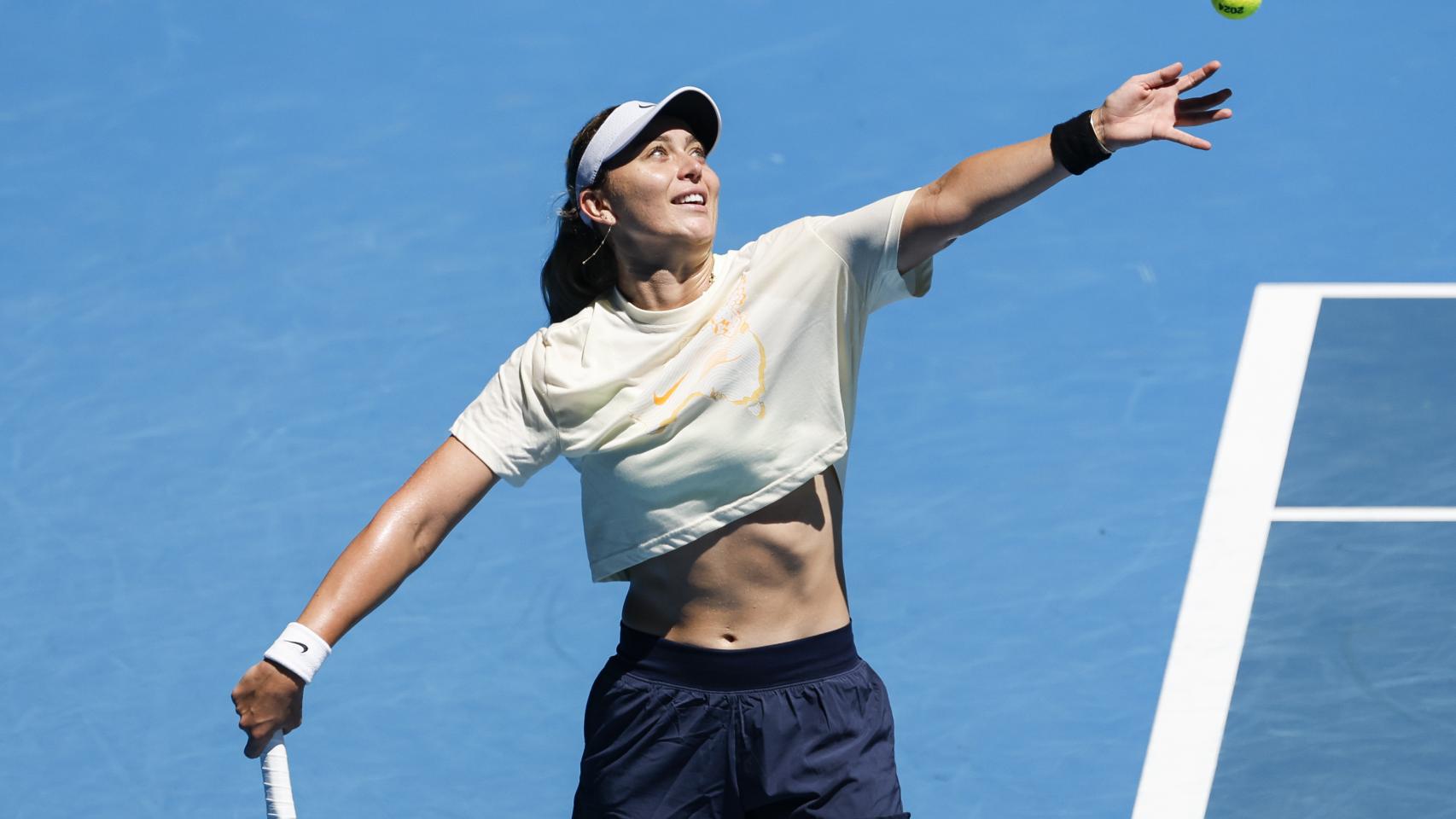 Paula Badosa, practicando para el Open de Australia.