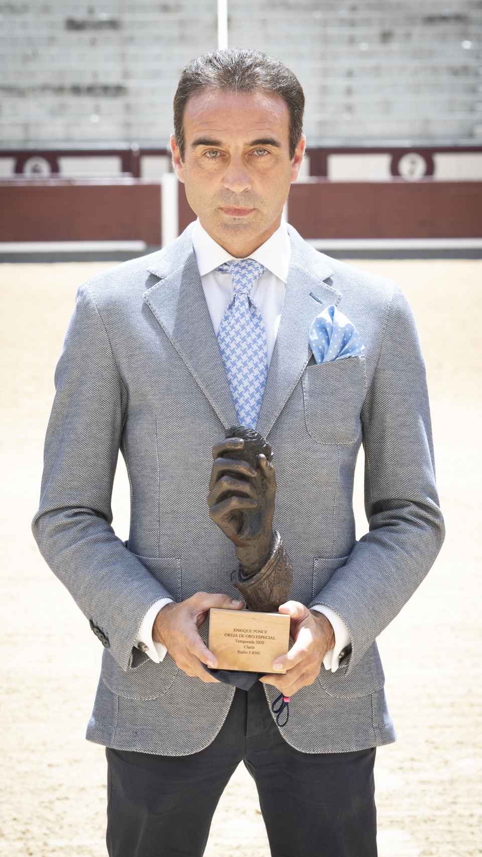El torero Enrique Ponce recibiendo el premio Oreja de Oro Especial, en Madrid, en junio de 2021.