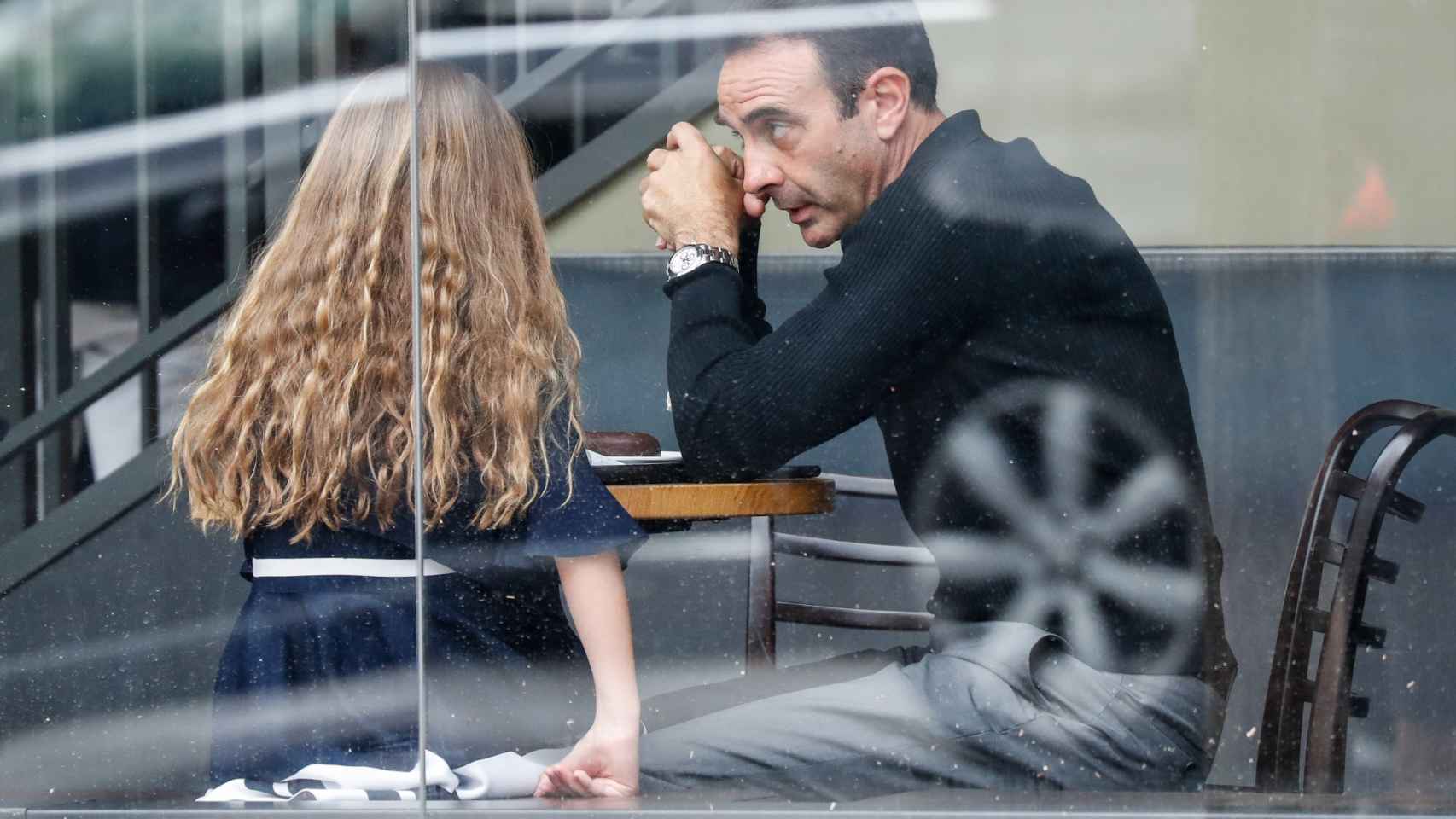 El diestro de Chiva junto a su hija pequeña, Bianca, durante una comida en Madrid, en abril de 2021.