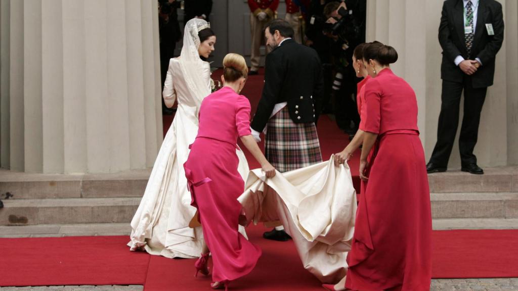 Mary de Dinamarca y su padre, John Donaldson, entrando a la iglesia el día de su boda, en 2014.
