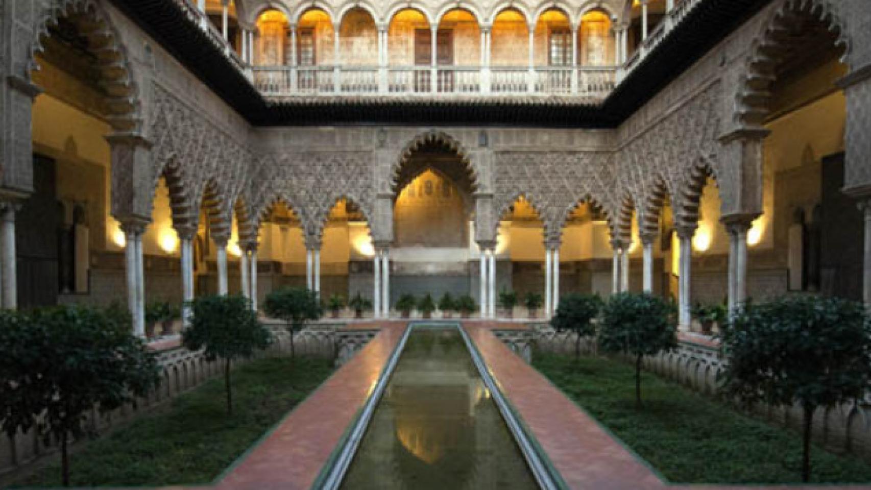 Uno de los patios del Alcázar.