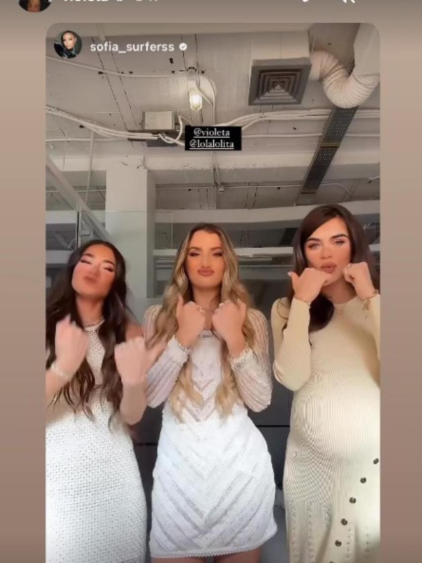 Violeta junto a Lola Lolita y Sofía Surfers.