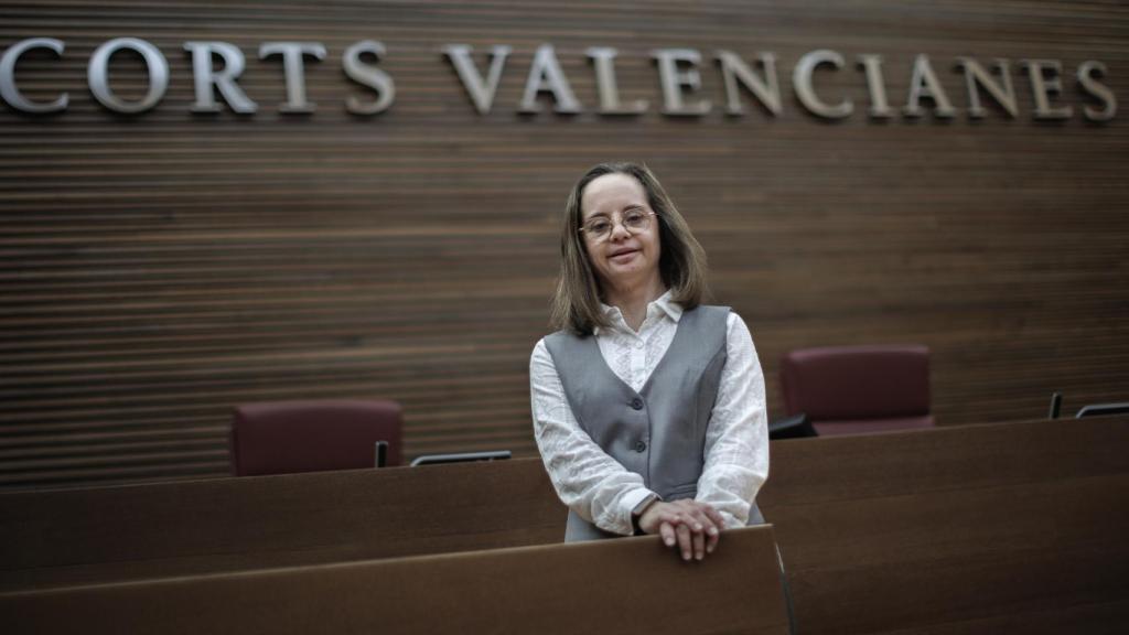 Mar Galcerán, en el hemiciclo de 'Les Corts Valencianes'.