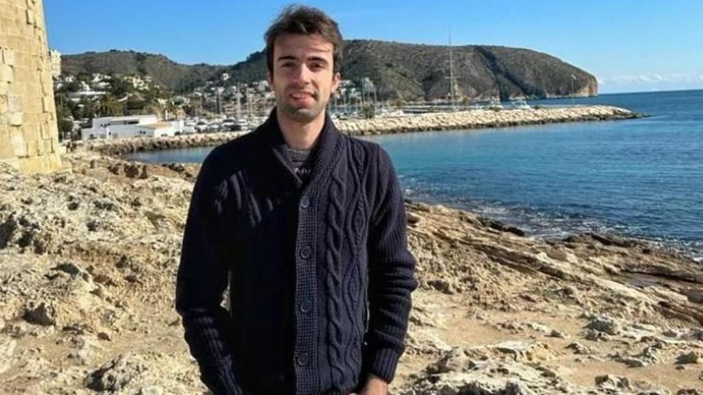 Bruno Vila junto a un acantilado.