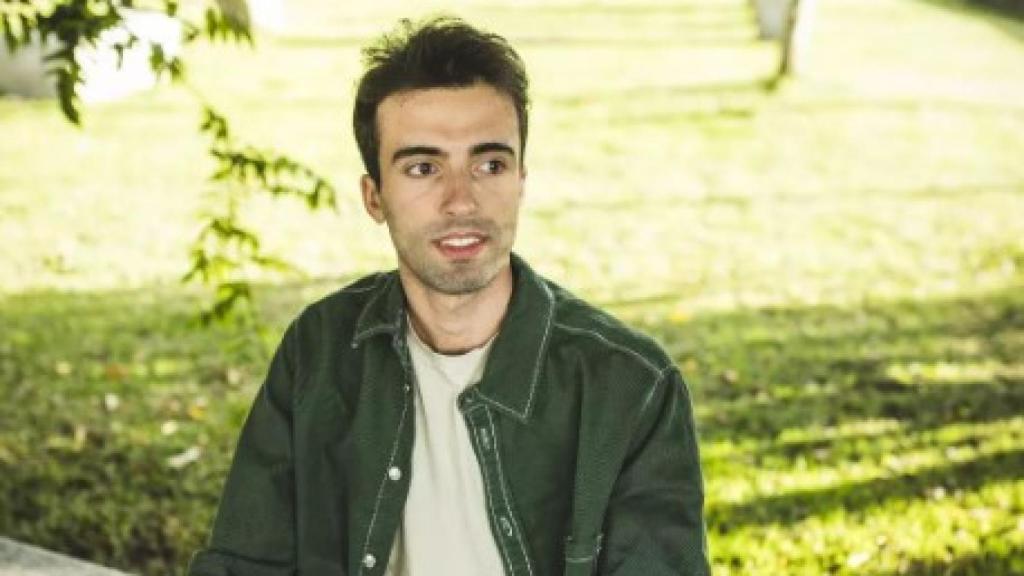 Bruno Vila junto a un lago.