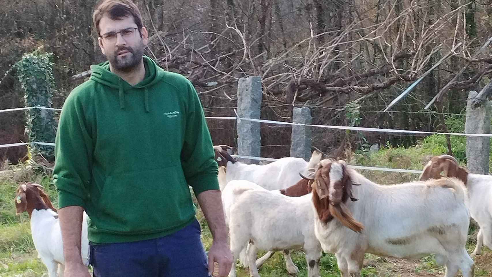 Miguel, cuidando de sus cabras en la granja 'Garrido Rajo'.