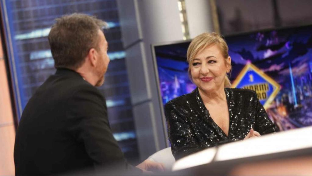 Carmen Machi (d) y Pablo Motos (i) en el programa 'El Hormiguero', en 2022.