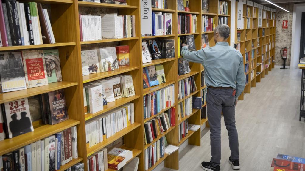 José Antonio Ruiz coloca los libros en uno de los anaqueles.