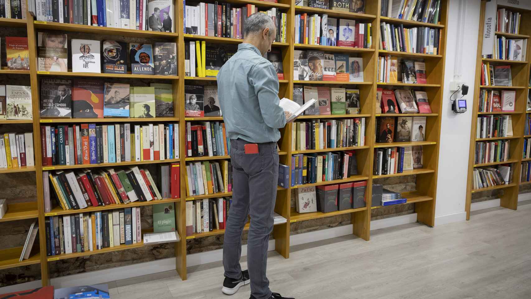 El gerente de la librería Luces, con uno de los 33.000 ejemplares.