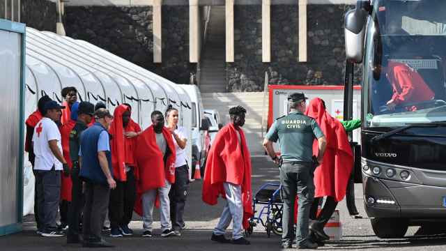 La Guardia Civil traslada a los migrantes de un cayuco, tres de ellos menores de edad, este viernes en El Hierro.