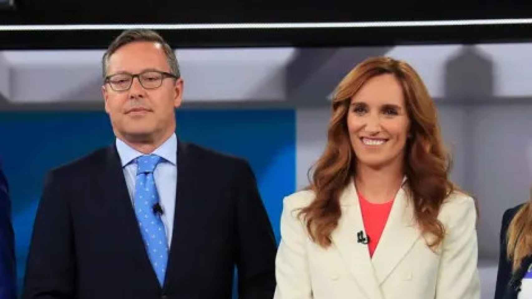 Alfonso Serrano junto a Mónica García en un debate televisivo.