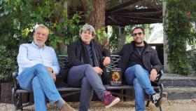 Jorge Díaz, Antonio Mercero y Agustín Martínez, en el jardín de la bodega Casa Sicilia.