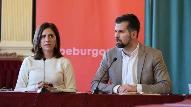 La secretaria general del PSOE de Burgos, Esther Peña, y el líder del partido en Castilla y León, Luis Tudanca, durante la rueda de prensa de este viernes.