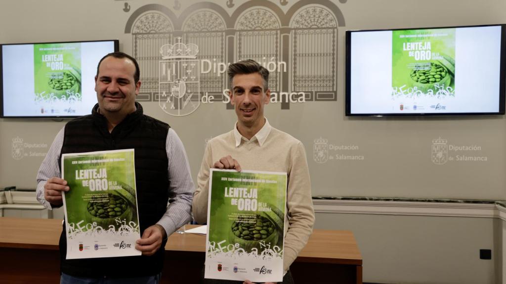 El diputado de Cultura, David Mingo, y el alcalde de Parada de Rubiales, José María Cubillos, presentan el Certamen