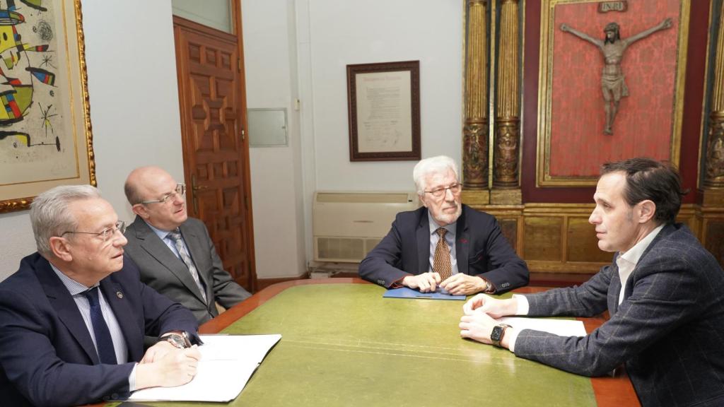 Conrado Íscar junto al presidente de la cofradía del Santo Cristo Despojado