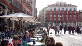 Una terraza de la Plaza Mayor de Valladolid con gente